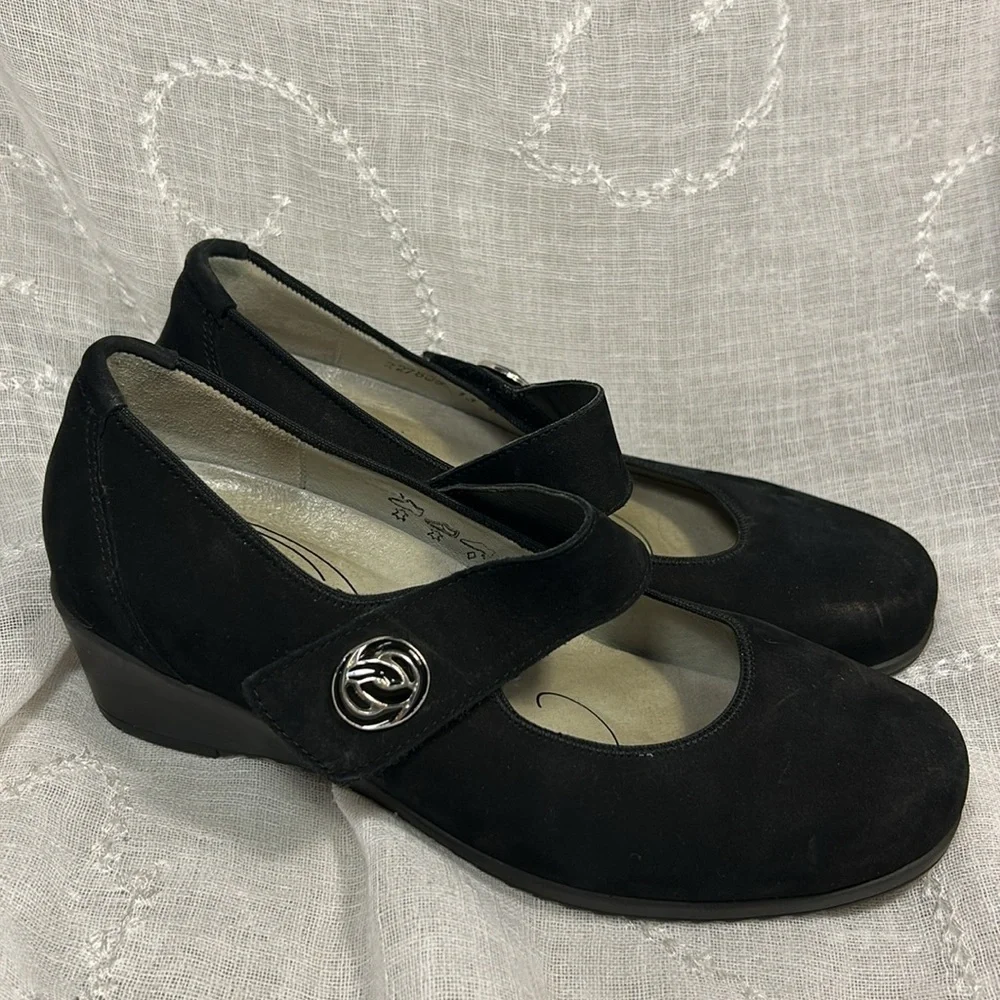 Waldlaufer almost new leather slight wedge shoes